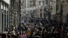 مردم در حال عبور و مرور در خیابانی در استانبول ترکیه 