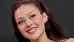 Nicola gülümsüyor. 