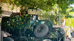 "එම ඊශ්‍රායල් ජාතිකයා සොයා ඔහු නවාතැන් ගෙන සිටින ස්ථානයට පැමිණි අතර ඔහු පදිංචිව සිටි නිවසට විශේෂ ආරක්ෂාවක් ලබාදී ඇති අයුරු එහිදී නිරීක්ෂණය වුණි. ඇමති ආරක්ෂක අංශයේ නිලධාරීන් දෙදෙනෙකු, හමුදා සාමාජිකයින් දෙදෙනෙකු, පොලිස් නිලධාරින් කිහිපදෙනෙකු සහ සිවිල් ආරක්ෂක අංශයේ නිලධාරින් කිහිප දෙනෙකු එලෙස ආරක්ෂක රාජකාරියේ යොදවා තිබුණි."
