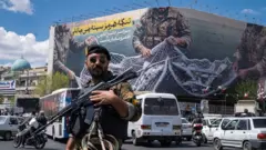 ጠመንጃ የያዘ የኢራን ወታደር ቴህራን ውስጥ