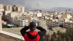 ኣመሪካን እስራኤልን ኣብ ቴህራንን ካልእ ቦታታትን ዝርከቡ ዒላማታት ምውቃዕ ክቕጽላ እንከለዋ፡ ኢራን ድማ ኣብ መላእ እቲ ዞባ መጥቃዕቲ ብምፍጻም ምላሽ ሂባ