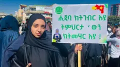 በመቀለ ከተማ በተካሄደ የተቃውሞ ሰልፍ ላይ 'ሒጃብም ታደርጋለች ትምህርትም ትማራለች' የሚል መፈክር የያዘች ሰልፈኛ 