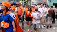 هواداران هلند و انگلیس در دورتموند