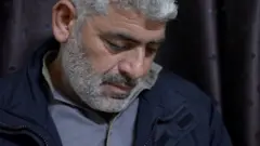 Wani muyum zaune yana zubar da hawaye daga idanunsa.