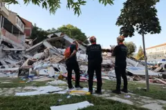 Sındırgı'da depremde yıkılan bina ve 