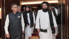 Ministan waje na India Vikram Misri tare da mukaddashin ministan waje na Afghanistan Amir Khan Muttaqi a Dubai