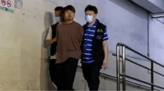 Nhà hoạt động chính trị Ivan Lam xuất hiện trong ảnh với cảnh sát hôm thứ Tư.