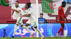 احتفال النجم الجزائري رياض محرز بتسجيله الهدف الثاني في شباك السودان في بطولة كأس أفريقيا 2025 في المغرب