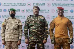 Le général malien Assimi Goita à gauche), le général Abdourahamane Tiani du Niger (centre) et le capitaine burkinabé Ibrahim Traore (à droite) lors du sommet de la Confédération des États du Sahel (AES) à Niamey, le 6 juillet 2024. 
