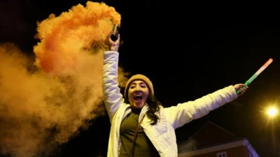 Uma mulher comemora os resultados das eleições em Budapeste