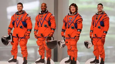 Onyeisiala Donald Trump gwara ndị astronaut anọ ahụ gụnyere Victor Glover, Christina Koch, Jeremy Hansen na Reid Wiseman ka ha bịa n'obi ọchịchị White House mba Amerịka.