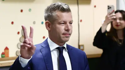 Кандидат в премьер-министры Венгрии от партии «Тиса» Петер Мадьяр покидает избирательный участок во время парламентских выборов в Будапеште, Венгрия, 12 апреля 2026 года
