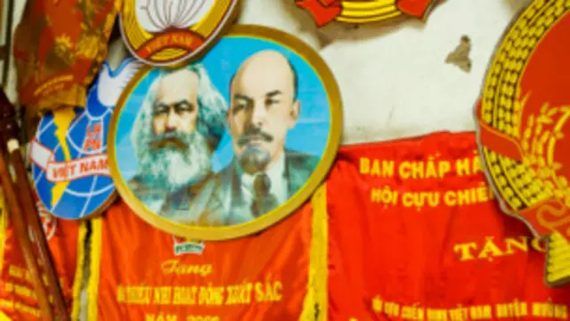 Không nên lẩn quẩn trong mớ bòng bong CNTB và CNXH?