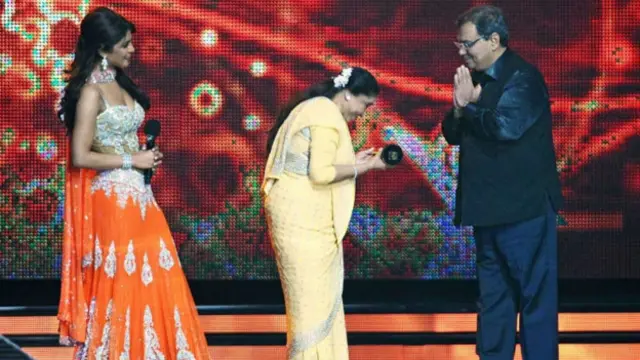 आशा भोंसले 