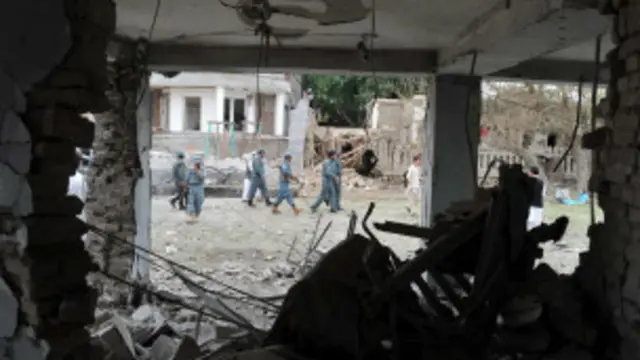 بیشترین تلفات غیرنظامیان ناشی از حملات گروه‌های مسلح مخالف دولت بوده - عکس محل انفجار انتحاری جلال‌آباد