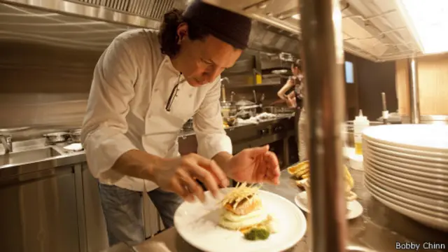 Bobby Chinn là một trong những gương mặt nổi tiếng được chọn làm đại sứ du lịch của Việt Nam