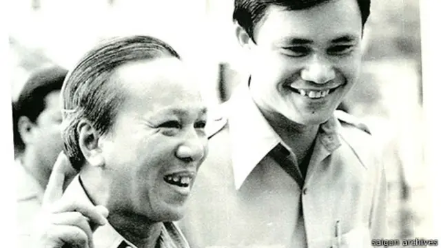 Tổng thống Nguyễn Văn Thiệu (trái) công bố luật Người Cày Có Ruộng