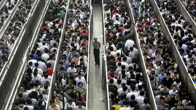 Dân Bắc Kinh phải xếp hàng dài kiểm tra an ninh vào xe điện ngầm