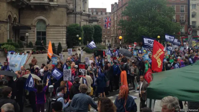 工会领袖表示,在伦敦的这场游行进行同时,还有超过50场游行会在英格兰和苏格兰发生。同时,英格兰与苏格兰的一些机构中也会有一些抗议活动。