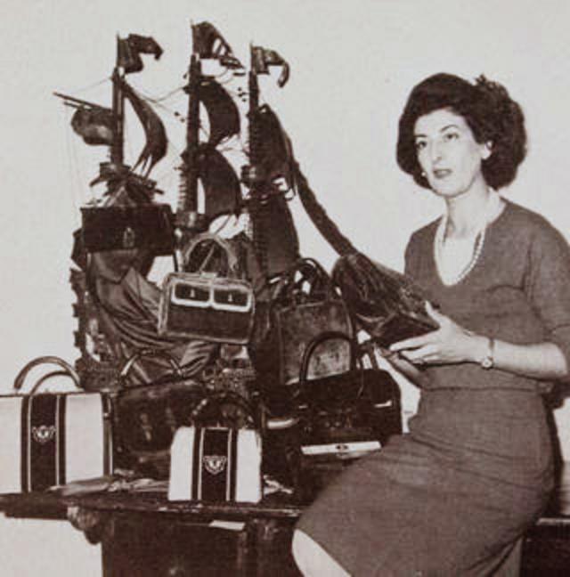 意大利設計師諾貝達•卡密莉娜和她設計的主張「秀身份」的絲絨手包