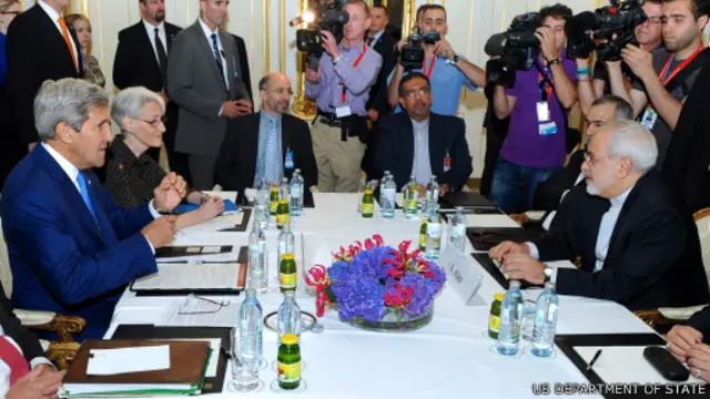 کیري دا څرګندونې وروسته تر هغه کړې، چې د امریکا د بهرنیو چارو وزارت له خوا د امریکايي او ایراني استازو ترمنځ د "اسلامي دولت" د خطر په اړه پټې خبرې افشا شوې. 