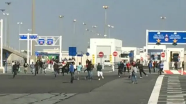 Abimukira benshi barundanira i Calais bizigiye kwinjira mu Bwongereza