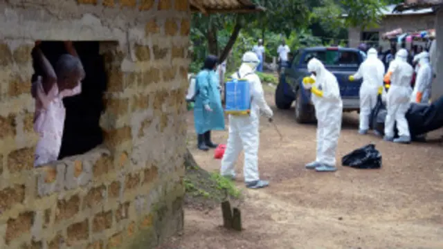Abafasha abarwayi ba Ebola, mu mwambaro wo kwikingira