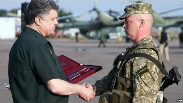 Ông Poroshenko đã ủy lạo các binh sỹ đang chiến đấu ở Mariupol