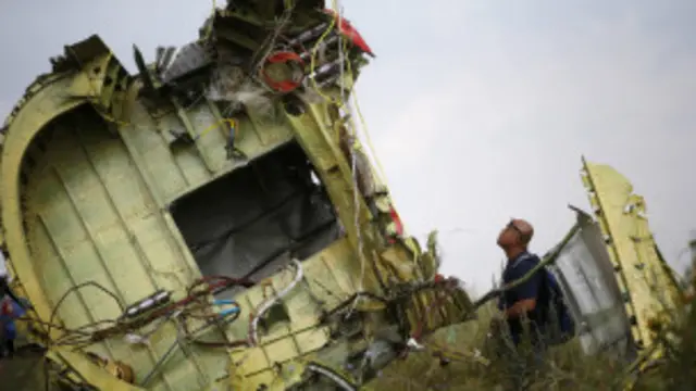 MH17 ngo yarashwe ibisasu vyinshi