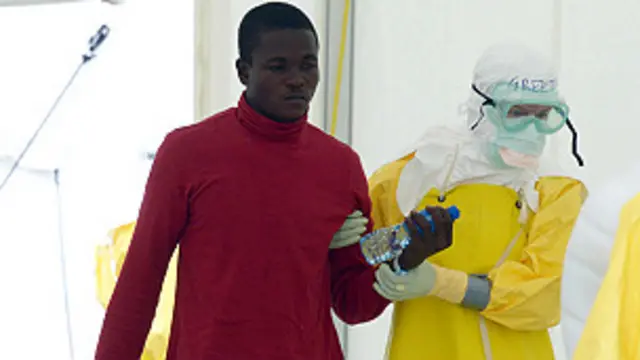 Abavuzi bambaye ivyo kwikingira Ebola, bashikanye umurwayi ku kigo ca MSF kiri Elwa, Monrovia