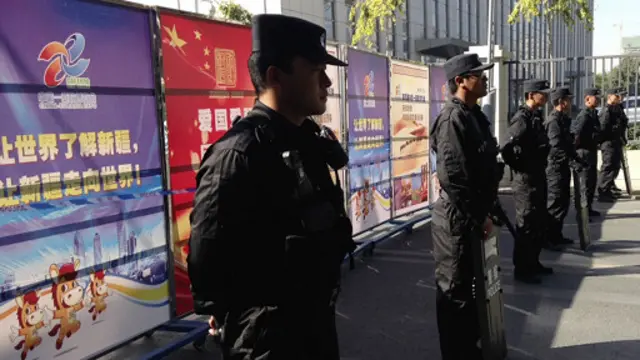 Cảnh sát đứng gác bên ngoài tòa nơi diễn ra vụ xét xử ông Ilham Tohti