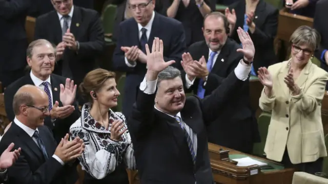 Các dân biểu Canada chào mừng ông Poroshenko đến thăm Quốc hội