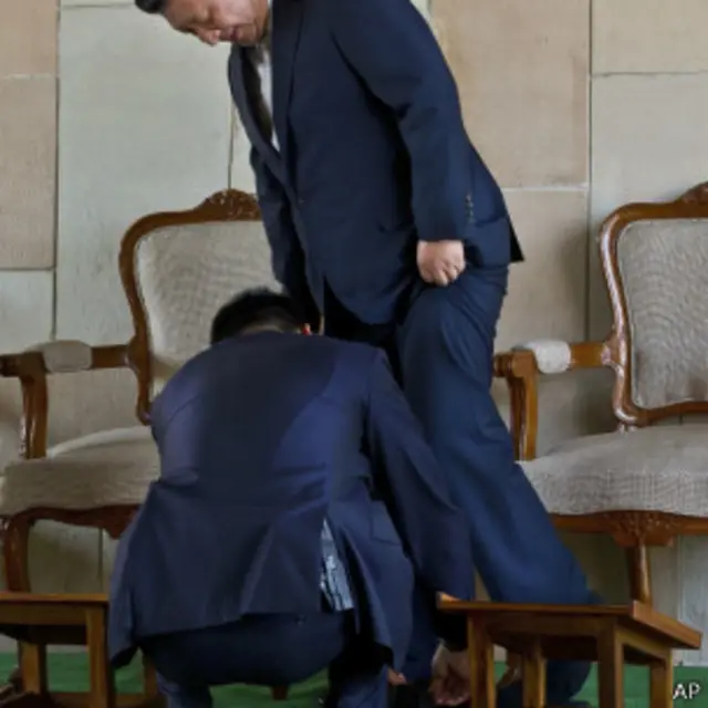 Tấm hình này được chụp sau chuyến thăm của ông Tập tới đài tưởng niệm Mohandas Gandhi tại Jajghat, Ấn Độ