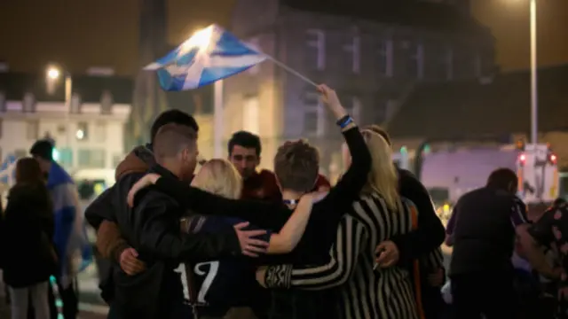 45%的苏格兰人，失去了此生看到苏格兰独立的机会。但人们平静地接受了这个事实，尊重投票的结果。