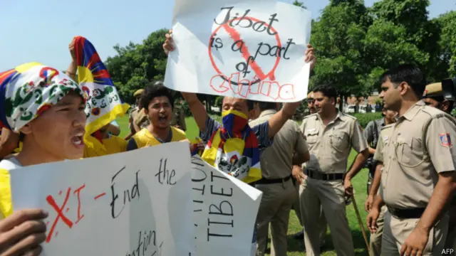 Một số người xuống đường phản đối ông Tập và các vấn đề biên giới