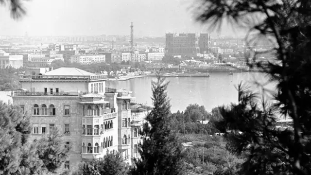 د اذربایجان پلازمېنه باکو په ۹۰ لسیزه کې. شل کاله وړاندې، د سپتمبر پر ۲۰، اذربایجان او د تېلو ۱۱ نورو شرکتونو اتحادیې یو داسې ګډ تړون لاسلیک کړ، چې له مخې یې د تېلو لویه کچه تولېدېدله. ټول تور او سپین او رنګه انځورونه د آذربایجان د حکومتي آرشیف دي.