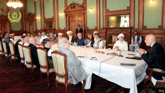 په ارګ کې د نوماندانو، کرزي او پخواني جهادي مشرانو ګډه غونډه پر دویمه ورځ هم دوام لري.