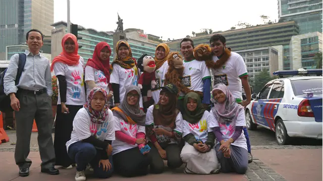 Nguyễn Hùng (đứng ngoài cùng bên trái) gặp các tình nguyện viên Indonesia