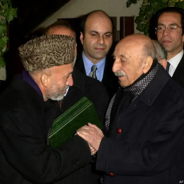 Homid Karzay o‘sha yilning 18 dekabrida Afg‘onistonning so‘nggi shohi bilan Rimda uchrashdi. Shoh Karzayga Qur‘oni Karim nusxasini hadya qildi.