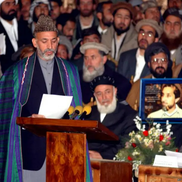 2001 yilning 22 dekabrida Homid Karzay Afg‘onistonning jihodiy rahbarlari va siyosatchilari huzurida qasamyodga keltirildi. Tolibon hukumati ag‘darilishi ortidan qudratni qo‘lga olgan Burhoniddin Rabboniy vazifani Homid Karzayga topshirdi. Afg‘oniston tarixida ilk bor qudrat tinch yo‘l bilan boshqa bir prezidentga o‘tdi. 