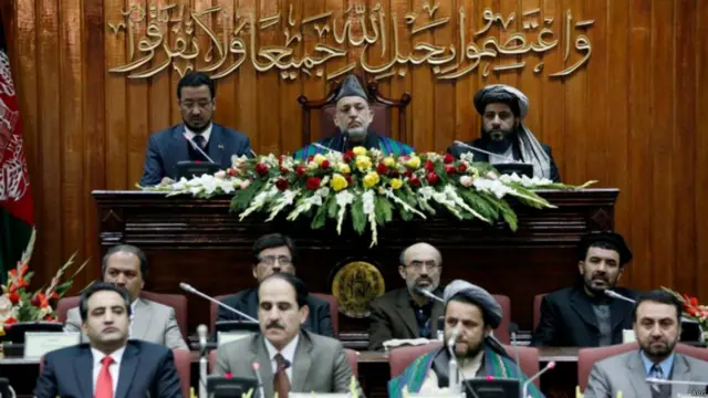 Homid Karzay mamlakat ichkarisida ham parlament va adliya tizimi bilan munosabatlarini yaxshilashga urindi. Ammo, uning parlament bilan aloqalari doim ziddiyatli bo‘lib kelgan. 