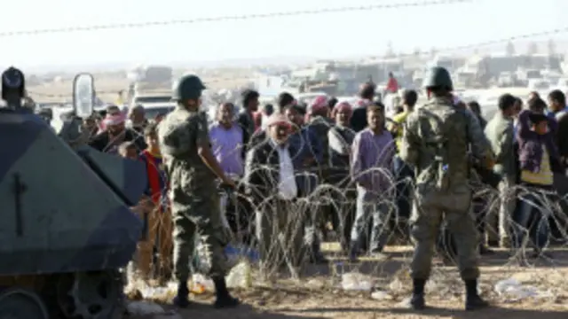 Abasirikare ba Turkiya bahagaze imbere y'uruzitiro aho impunzi z'aba Kurdes bo muri Syria bashaka kujabuka.