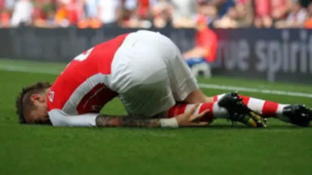 Mathieu Debuchy, umukinyi wa Arsenal, yagize imvune ku jisho ry'ikirenge