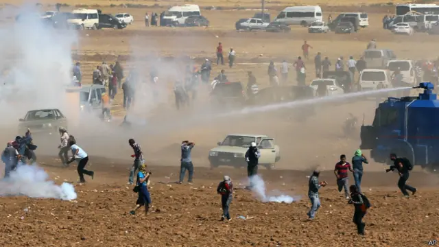 پلیس ضد شورش ترکیه با استفاده از گاز اشک آور و ماشین‌های آب‌پاش با شورش گروهی از آوارگان کرد مقابله کرد