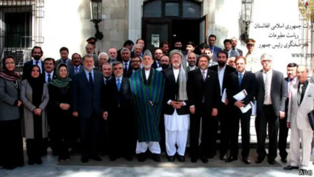 له کابینې سره د حامد کرزي یادګاري انځور.