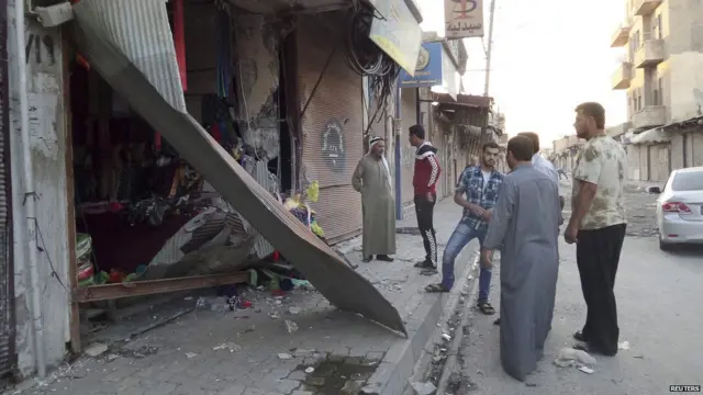 به گفته این گروه شبه نظامی، هواپیمای سقوط کرده با یک برج مخابراتی در رقه برخورد کرده است. 