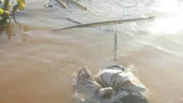 Umwe mu mifuko yabonetse mu kwezi guheze, ihambiriyemwo ibiziga mu mazi ya Rweru 