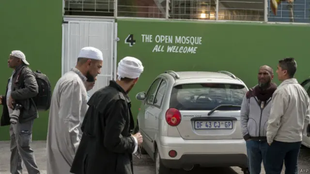 مسجد گزشتہ جمعہ مقامی مسلم کمیونٹی کی تنقید کے باوجود گزشتہ جمعہ کو کھولی گئی تھی