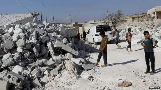 امریکا او پنځو نورو عربي هېوادونو په سوریه کې په لومړي ځل د تېرې دوشنبې په ورځ د 'اسلامي دولت' پرضد مبار وکړ.