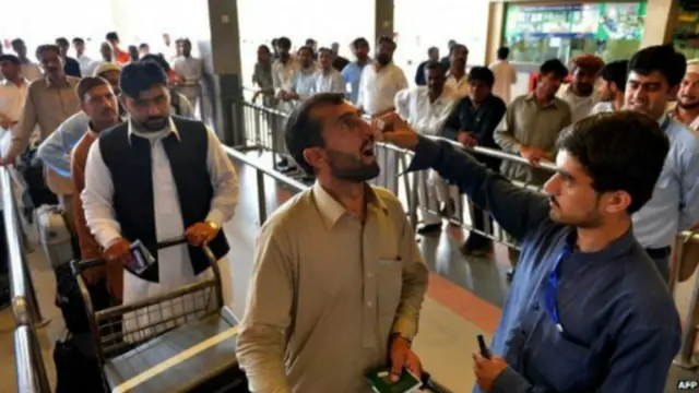 بهرنیو هېوادونو ته له سفر وړاندې پاکستانیانو ته د ګوزڼ واکسین ورکول کېږي.